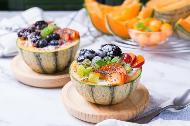 Ensalada de frutas con yogur en tazón de melón melón tallado