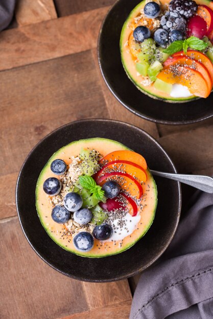 Ensalada de frutas con yogur en tazón de melón melón tallado