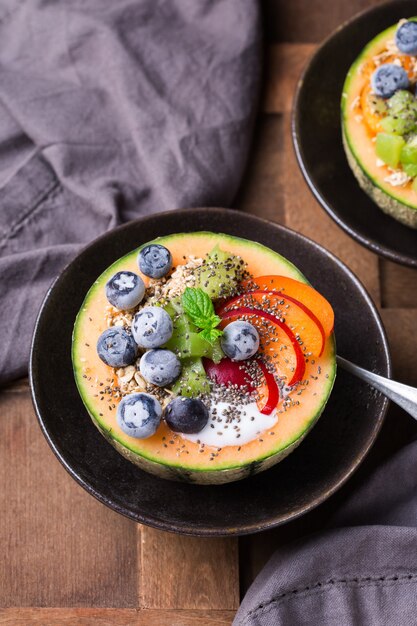 Ensalada de frutas con yogur en tazón de melón melón tallado