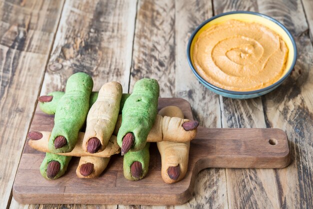 Ensalada de galletas y hummus de calabaza para halloween