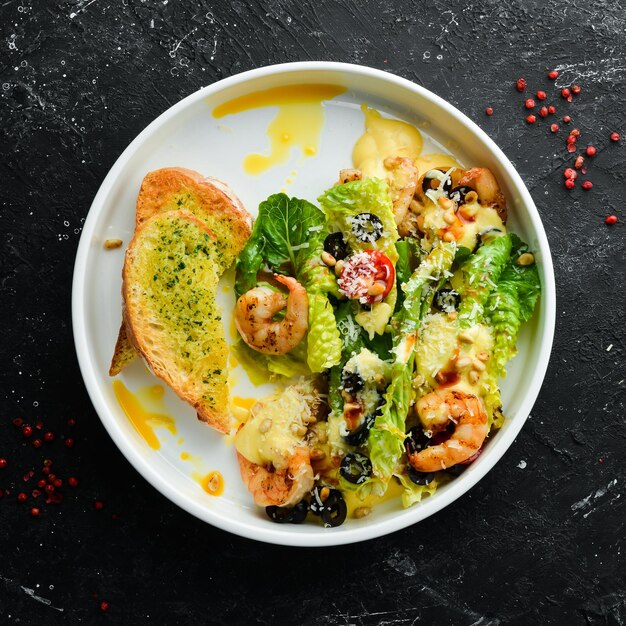 Ensalada de gambas, aceitunas, piñones y lechuga. Vista superior. Espacio libre para texto.