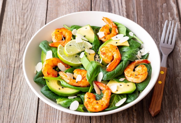 Ensalada de gambas, aguacate, espinacas y almendras Alimentación saludable Dieta