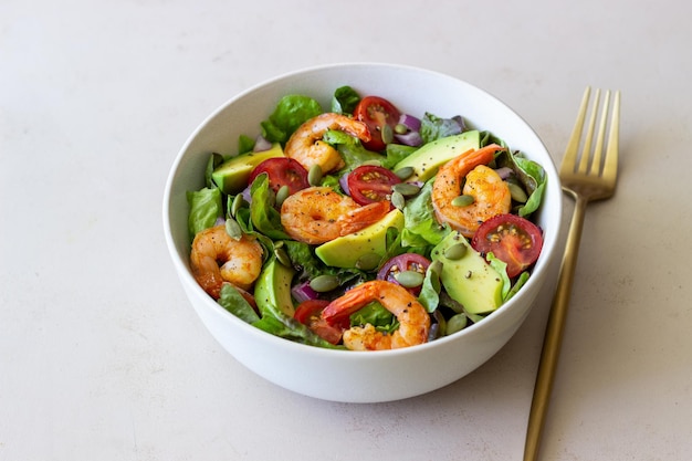 Ensalada de gambas aguacate tomates cebollas y semillas Alimentación saludable Dieta