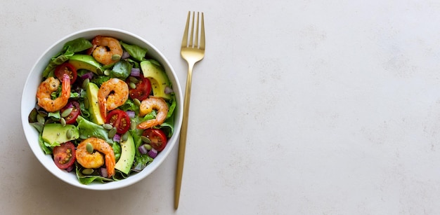 Ensalada de gambas aguacate tomates cebollas y semillas Alimentación saludable Dieta