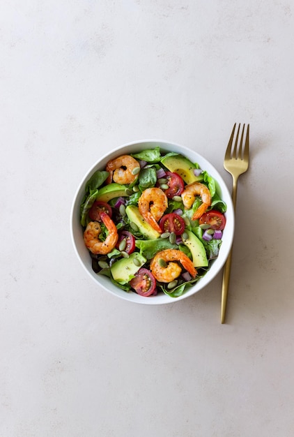 Ensalada de gambas aguacate tomates cebollas y semillas Alimentación saludable Dieta