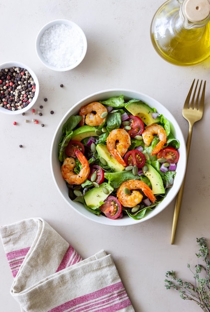 Ensalada de gambas aguacate tomates cebollas y semillas Alimentación saludable Dieta