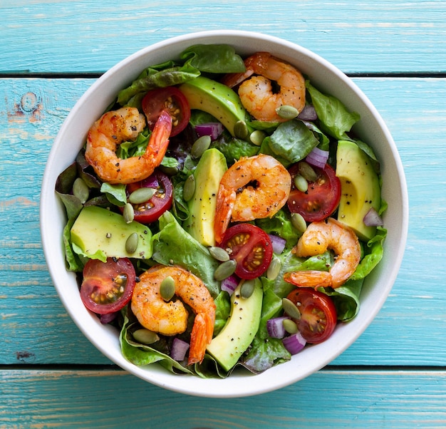 Ensalada de gambas aguacate tomates cebollas y semillas Alimentación saludable Dieta