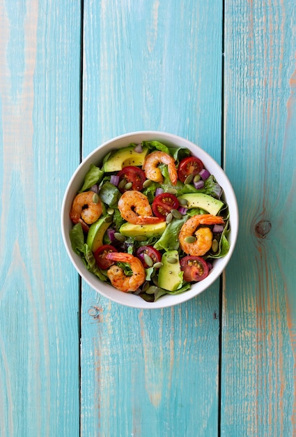 Ensalada de gambas aguacate tomates cebollas y semillas Alimentación saludable Dieta