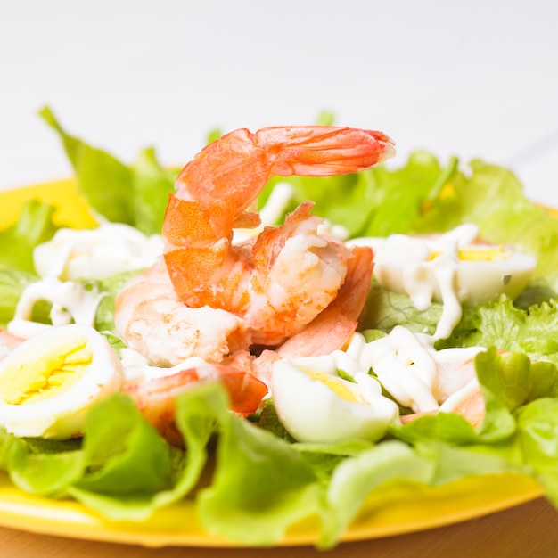 Ensalada de gambas cocidas, huevos de codorniz y salsa