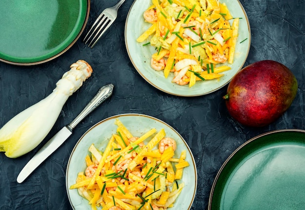 Ensalada con gambas y frutas