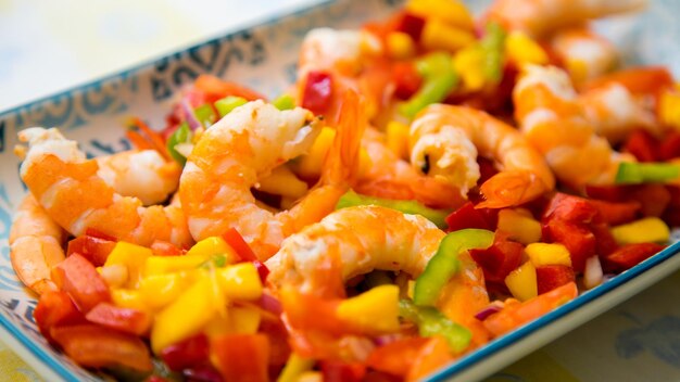 Ensalada de gambas con mango, tomate y pimiento.