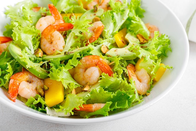 Ensalada de gambas a la plancha con aguacate, mango, lechuga y pistachos aliñada con lima Comida saludable Dieta cetogénica