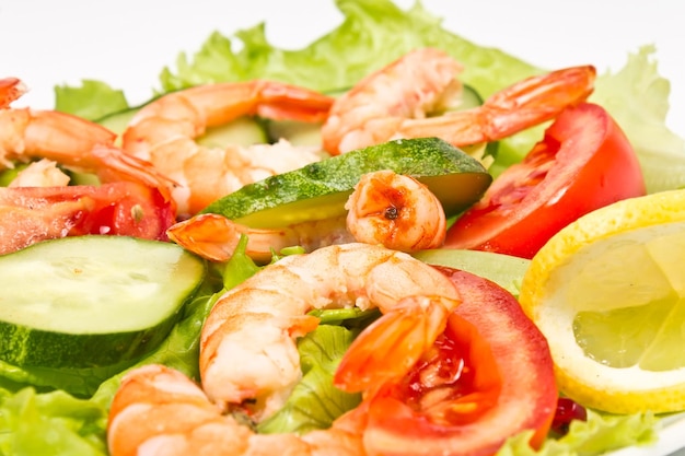 Ensalada de gambas reales y verduras frescas