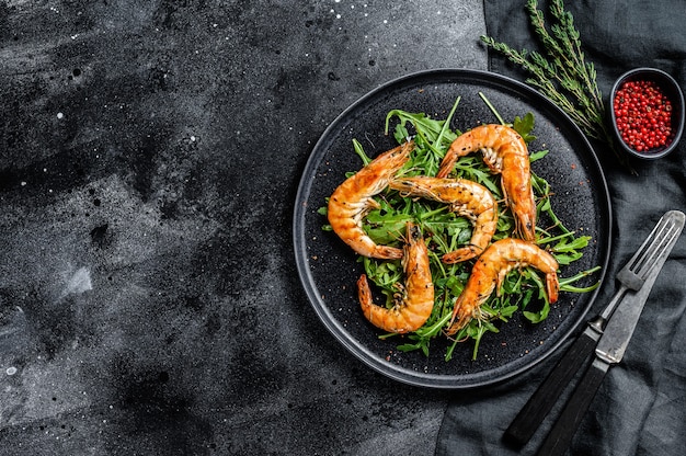 Ensalada de gambas tigre gigantes a la plancha, gambas y rúcula