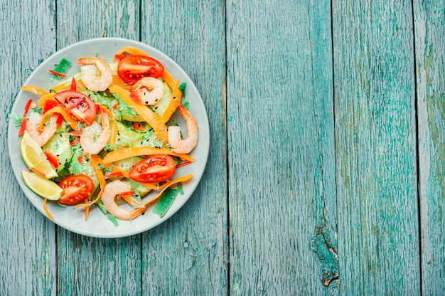 Ensalada de gambas y verduras