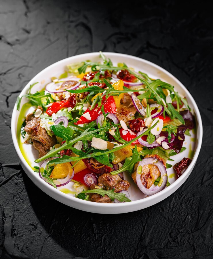 Ensalada gourmet fresca con verduras y verduras mezcladas