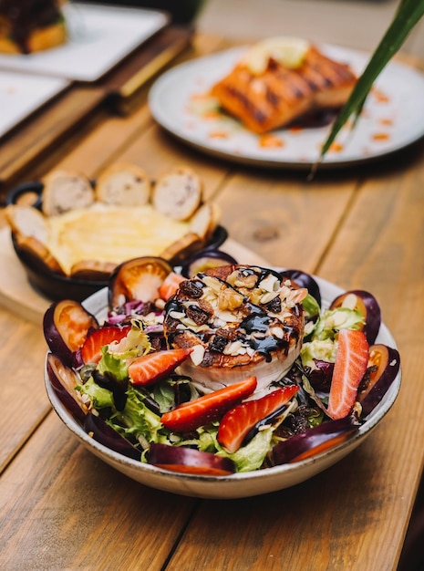 Ensalada gourmet de queso de cabra con vinagreta balsámica.