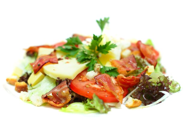 Ensalada gourmet con tocino en blanco