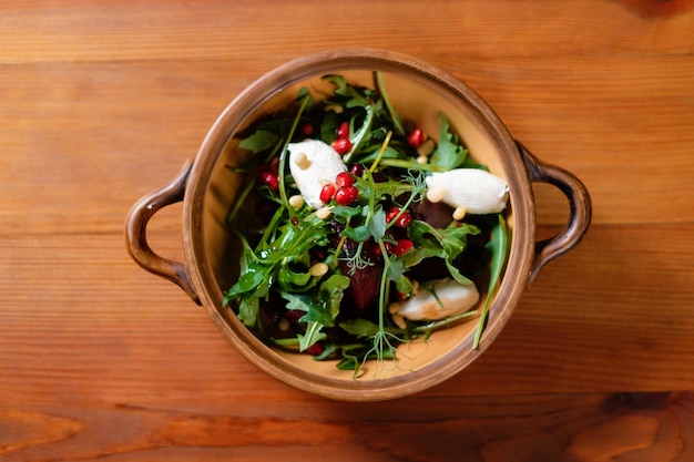 Ensalada con granada de rúcula y vista superior de parmesano