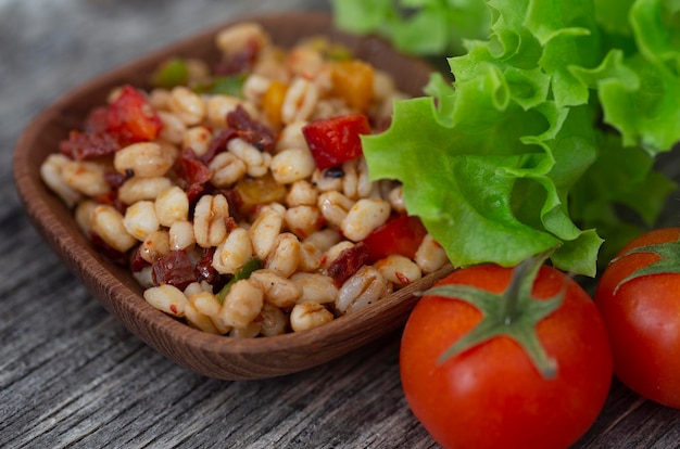 Ensalada de granos de trigo como comida vegetariana