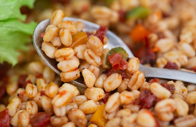 Ensalada de granos de trigo como comida vegetariana