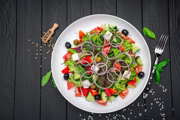 Ensalada griega con aceite de oliva verduras frescas aceitunas y queso fetta