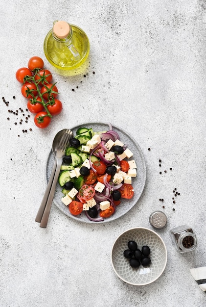 Ensalada griega con aceitunas de queso feta y aceite de oliva sobre un fondo de piedra Aperitivo con queso