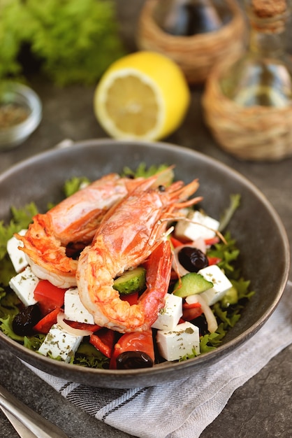 Ensalada griega con camarones a la plancha