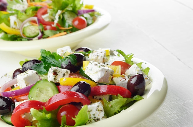 Foto ensalada griega casera en mesa blanca