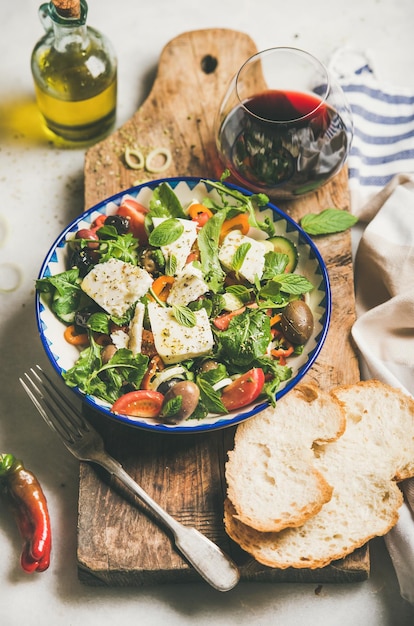 Ensalada griega casera tradicional con queso feta y aceitunas