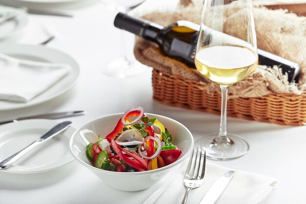 Ensalada griega clásica. Platos festivos para banquetes. Menú de restaurante gourmet. Fondo blanco.