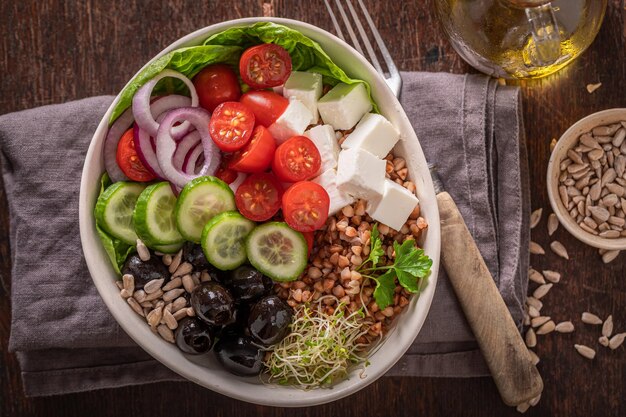 Ensalada griega dietética con queso, aceitunas, pepino y tomates