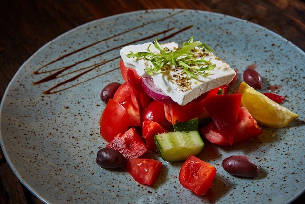 Ensalada griega fresca en un bol