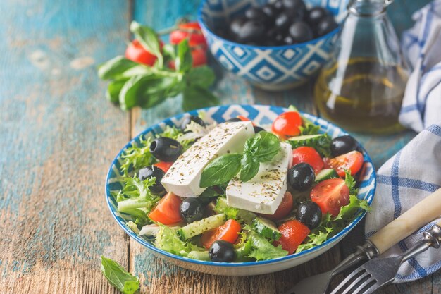 Ensalada griega fresca de pepino, tomate, pimiento dulce, cebolla morada, queso feta y aceitunas con aceite de oliva. Comida sana