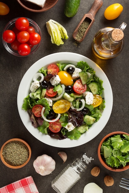 Ensalada griega fresca en plato sobre mesa de piedra