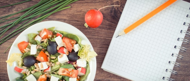 Ensalada griega fresca con queso feta y bloc de notas para notas Nutrición saludable