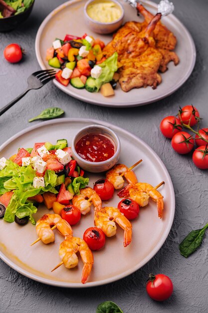 Ensalada griega con gambas en brocheta