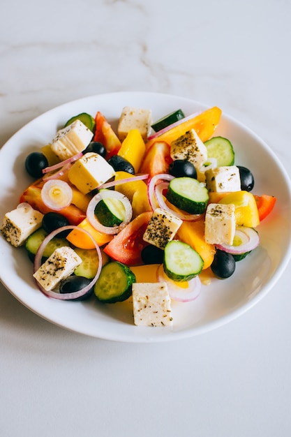 Ensalada griega de pepino fresco, tomate, pimiento dulce, cebolla roja, queso feta y aceitunas