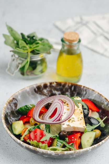 Ensalada griega en un plato Aceite vegetal y requesón