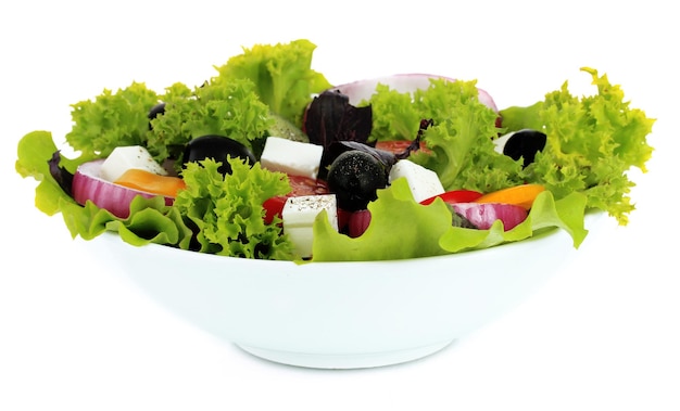 Ensalada griega en plato aislado en blanco