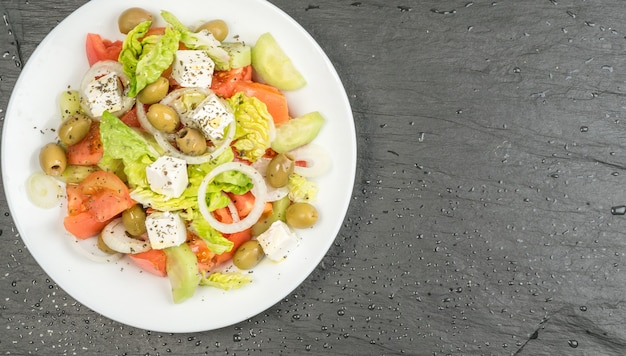 Ensalada griega en un plato blanco