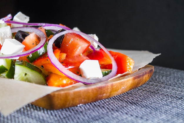 Ensalada griega en un plato de madera