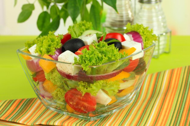 Foto ensalada griega en el plato en la mesa de primer plano