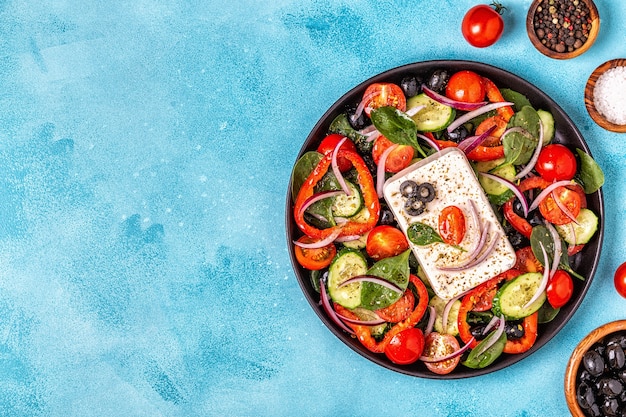 Ensalada griega en un plato negro