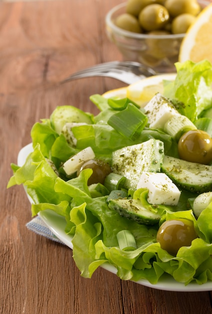 Ensalada griega en plato