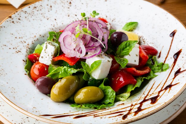 Ensalada griega con queso feta, aceitunas y hierbas.