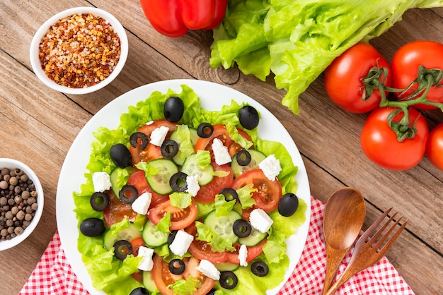 Ensalada griega con queso feta en una mesa de madera.