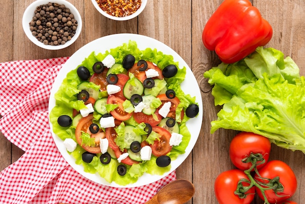 Ensalada griega con queso feta en una mesa de madera.