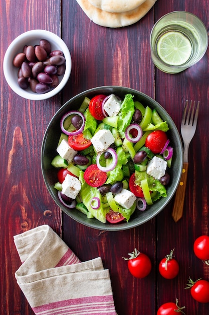 Ensalada griega con queso feta tomates pepinos pimientos y aceitunas Kalamata Alimentación saludable Comida vegetariana