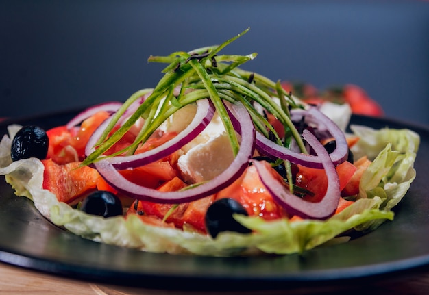 Ensalada griega de repollo, aceitunas y mozzarella